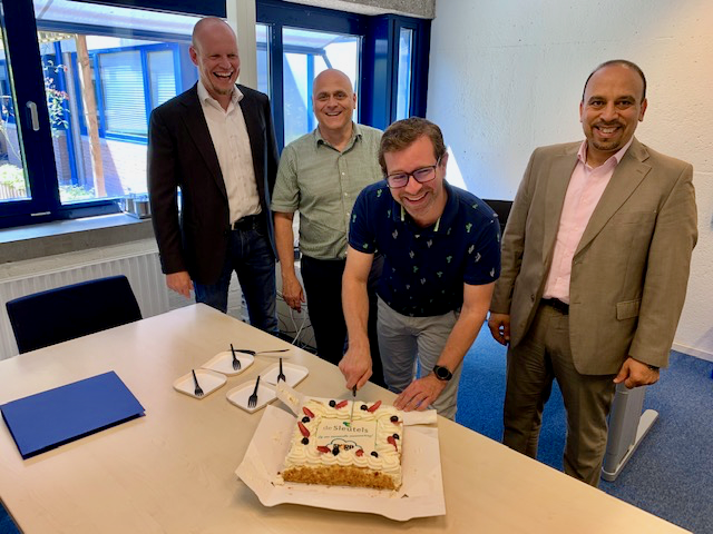 Het implementatieteam snijdt de taart aan!